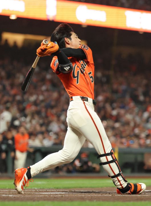 Sep 26, 2025; San Francisco, California, USA; San Francisco Giants center fielder Jung Hoo Lee (51) loses his helmet on a swing against the Colorado Rockies during the second inning at Oracle Park. Mandatory Credit: Kelley L Cox-Imagn Images        <저작권자(c) 연합뉴스, 무단 전재-재배포, AI 학습 및 활용 금지>