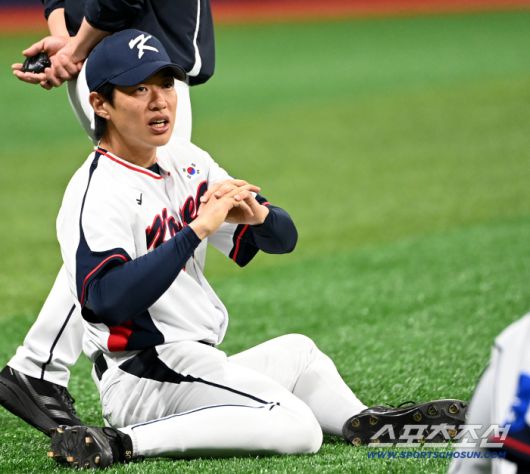 대한민국 야구대표팀이 4일 고척스카이돔에서 훈련을 가졌다. 송성문이 워밍업을 하고 있다. 고척=허상욱 기자wook@sportschosun.com