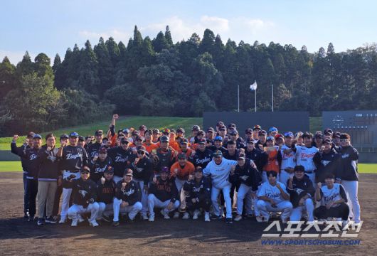 마무리캠프 종료 후 기념 사진 촬영을 하는 한화 선수단. 미야자키(일본)=이종서 기자 bellstop@sportschosun.com