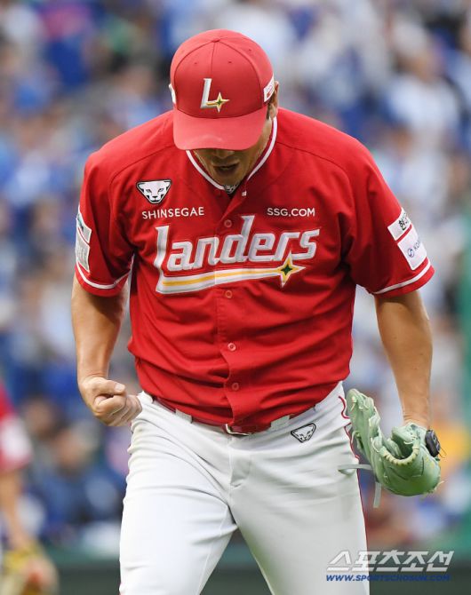 11일 인천 SSG랜더스필드에서 열린 삼성과 SSG의 준PO 2차전. 7회초 2사 1루 김성윤 타석. 1루주자 홍현빈의 2루 도루를 저지한 노경은이 포효하고 있다. 인천=정재근 기자 cjg@sportschosun.com/2025.10.11/