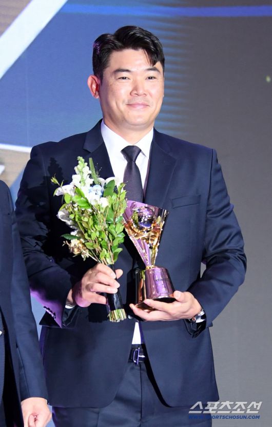 2025 KBO 시상식이 24일 서울 송파구 롯데호텔월드에서 열렸다. 투수 부문 홀드상을 SSG 수상한 노경은이 포즈를 취하고 있다. 박재만 기자 pjm@sportschosun.com/2025.11.24/