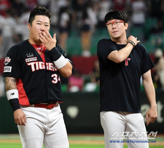 2023 KBO리그 SSG 랜더스와 KIA 타이거즈의 경기가 6일 인천 SSG랜더스필드에서 열렸다. 경기서 승리한 KIA 타이거즈 선수들이 기뻐하고 있다. 인천=박재만 기자pjm@sportschosun.com/2023.07.06/