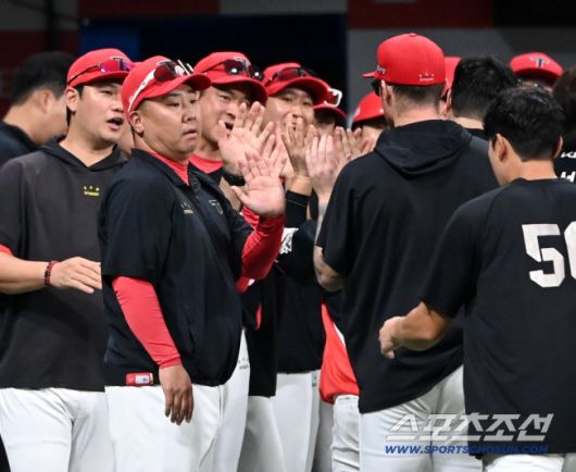24일 고척스카이돔에서 열린 KIA와 키움의 경기, KIA가 2대0으로 승리했다. 선수들을 맞이하는 이범호 감독의 모습. 고척=허상욱 기자wook@sportschosun.com/2025.09.24/