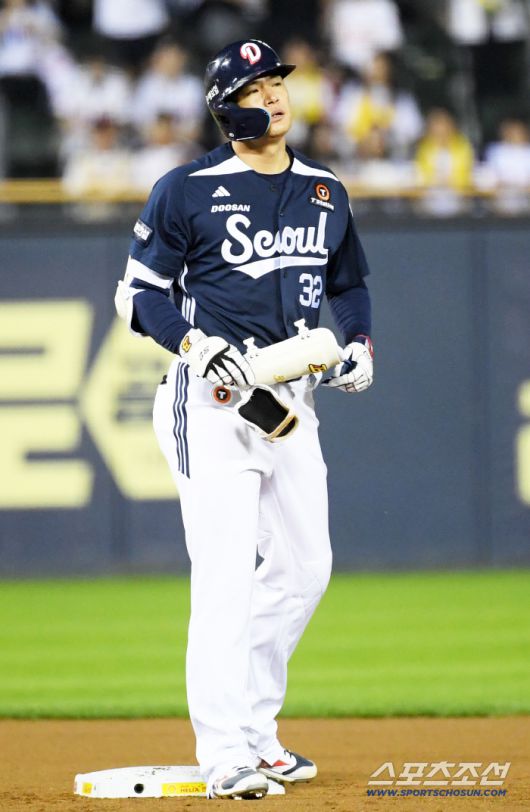 30일 잠실구장에서 열린 LG 트윈스와 두산 베어스의 경기. 두산 김재환이 안타를 날린 뒤 숨을 고르고 있다. 잠실=박재만 기자 pjm@sportschosun.com/2025.09.30/