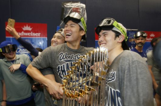 Oct 31, 2025; Toronto, Ontario, CAN; Los Angeles Dodgers two-way player Shohei Ohtani (17) and pitcher Yoshinobu Yamamoto (18) and pitcher Roki Sasaki (11) celebrate with the Commissioner's Trophy in the clubhouse after defeating the Toronto Blue Jays in the 2025 MLB World Series at Rogers Centre. Mandatory Credit: John E. Sokolowski-Imagn Images        <저작권자(c) 연합뉴스, 무단 전재-재배포, AI 학습 및 활용 금지>