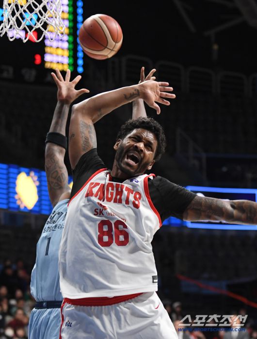 5일 고양체육관에서 열린 프로농구 고양 소노-서울 SK전. SK 먼로가 리바운드 싸움에서 밀리고 있다. 고양=정재근 기자 cjg@sportschosun.com/2025.12.5/