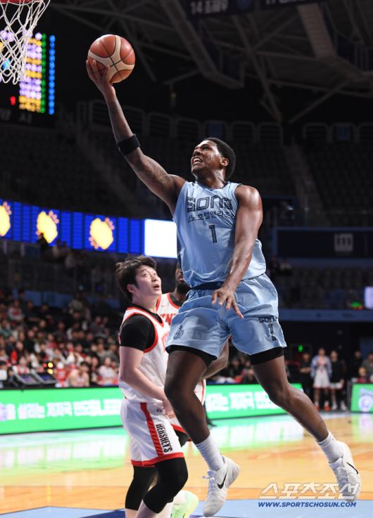 5일 고양체육관에서 열린 프로농구 고양 소노-서울 SK전. 소노 나이트가 레이업슛을 시도하고 있다. 고양=정재근 기자 cjg@sportschosun.com/2025.12.5/