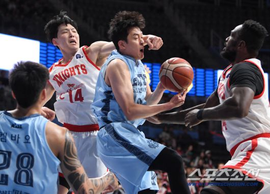 5일 고양체육관에서 열린 프로농구 고양 소노-서울 SK전. 소노 정희재가 SK 최부경을 제치며 리바운드볼을 잡고 있다. 고양=정재근 기자 cjg@sportschosun.com/2025.12.5/