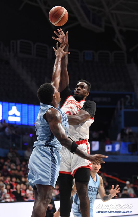 5일 고양체육관에서 열린 프로농구 고양 소노-서울 SK전. SK 워니가 소노 나이트를 제치며 슛하고 있다. 고양=정재근 기자 cjg@sportschosun.com/2025.12.5/