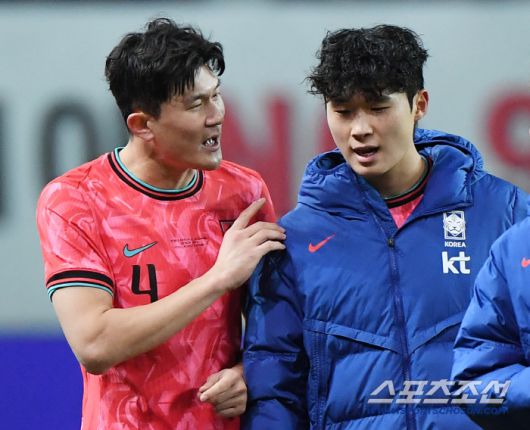 18일 서울월드컵경기장에서 열린 한국과 가나의 축구대표팀 평가전.   한국이 1대0으로 승리한 가운데 김민재가 김태현과 대화 나누고 있다. 상암=정재근 기자 cjg@sportschosun.com/2025.11.18/