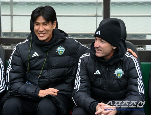 6일 서울월드컵경기장에서 열린 2025 하나은행 코리아컵 결승, 전북 현대와 광주FC의 경기. 전북 정조국, 타노스 코치가 이야기를 나누고 있다. 상암=허상욱 기자wook@sportschosun.com/2025.12.06/