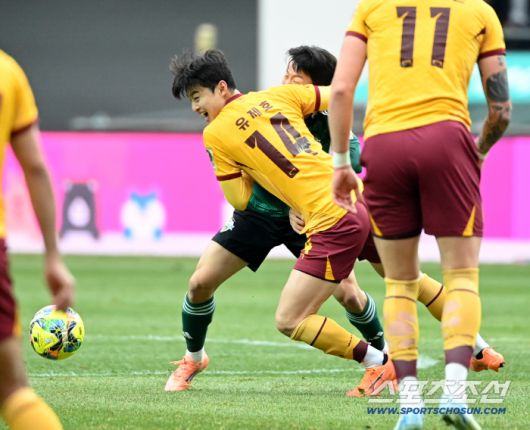 6일 서울월드컵경기장에서 열린 2025 하나은행 코리아컵 결승, 전북 현대와 광주FC의 경기. 광주 유제호와 전북 강상윤이 공을 다투고 있다. 상암=허상욱 기자wook@sportschosun.com/2025.12.06/