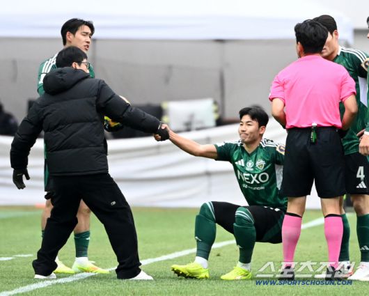 6일 서울월드컵경기장에서 열린 2025 하나은행 코리아컵 결승, 전북 현대와 광주FC의 경기. 광주 이정효 감독이 넘어진 전북 김태현을 일으켜세우고 있다. 상암=허상욱 기자wook@sportschosun.com/2025.12.06/