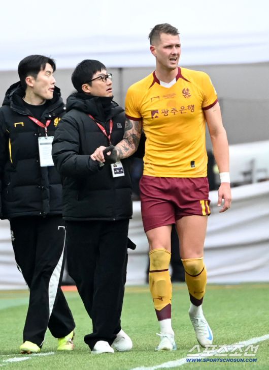 6일 서울월드컵경기장에서 열린 2025 하나은행 코리아컵 결승, 전북 현대와 광주FC의 경기. 광주 이정효 감독과 프리드욘슨이 이야기를 나누고 있다. 상암=허상욱 기자wook@sportschosun.com/2025.12.06/