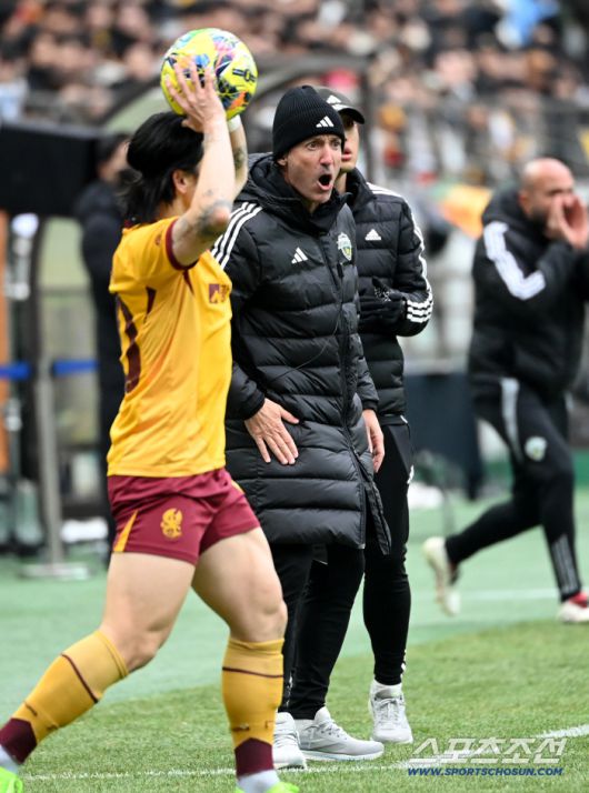 6일 서울월드컵경기장에서 열린 2025 하나은행 코리아컵 결승, 전북 현대와 광주FC의 경기. 전북 타노스 코치가 작전지시를 하고 있다. 상암=허상욱 기자wook@sportschosun.com/2025.12.06/