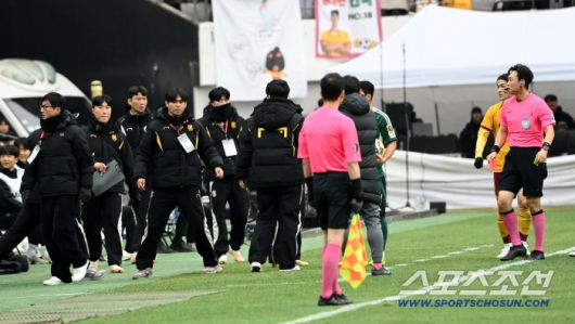 6일 서울월드컵경기장에서 열린 2025 하나은행 코리아컵 결승, 전북 현대와 광주FC의 경기. 광주 이정효 감독이 판정에 어필하고 있다. 이정효 감독은 레드카드를 받아 퇴장조치됐다. 상암=허상욱 기자wook@sportschosun.com/2025.12.06/