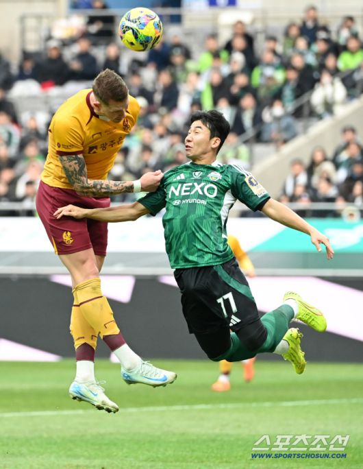 6일 서울월드컵경기장에서 열린 2025 하나은행 코리아컵 결승, 전북 현대와 광주FC의 경기. 광주 프리드욘슨이 헤더슛을 시도하고 있다. 상암=허상욱 기자wook@sportschosun.com/2025.12.06/