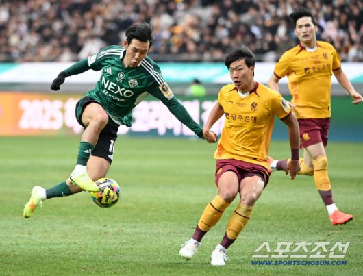 6일 서울월드컵경기장에서 열린 2025 하나은행 코리아컵 결승, 전북 현대와 광주FC의 경기. 전북 송민규가 돌파를 시도하고 있다. 상암=허상욱 기자wook@sportschosun.com/2025.12.06/