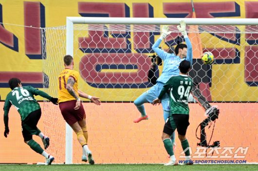 6일 서울월드컵경기장에서 열린 2025 하나은행 코리아컵 결승, 전북 현대와 광주FC의 경기. 광주 프리드욘슨이 후반 동점골을 터뜨리고 있다. 상암=허상욱 기자wook@sportschosun.com/2025.12.06/