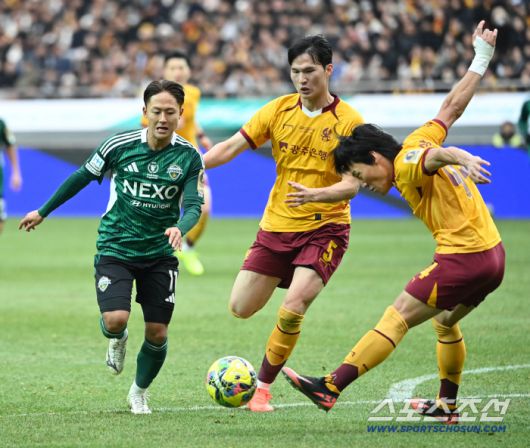 6일 서울월드컵경기장에서 열린 2025 하나은행 코리아컵 결승, 전북 현대와 광주FC의 경기. 전북 이승우가 돌파를 시도하고 있다. 상암=허상욱 기자wook@sportschosun.com/2025.12.06/