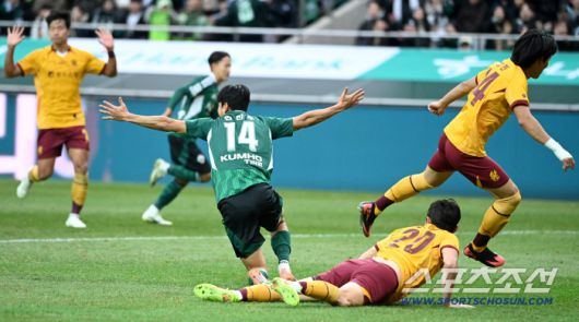 6일 서울월드컵경기장에서 열린 2025 하나은행 코리아컵 결승, 전북 현대와 광주FC의 경기. 전북 전진우가 수비에 걸려 넘어진 후 어필하고 있다. 상암=허상욱 기자wook@sportschosun.com/2025.12.06/