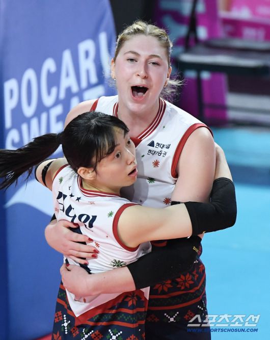 6일 인천 삼산월드체육관에서 열린 V리그 흥국생명-현대건설전. 현대건설 카리가 득점 후 김다인을 껴안으며 기뻐하고 있다. 인천=정재근 기자 cjg@sportschosun.com/2025.12.6/
