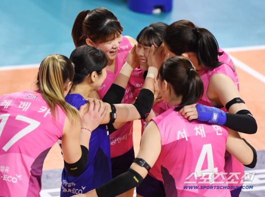 6일 인천 삼산월드체육관에서 열린 V리그 흥국생명-현대건설전. 흥국생명 정윤주가 득점 후 동료들의 축하를 받고 있다. 인천=정재근 기자 cjg@sportschosun.com/2025.12.6/