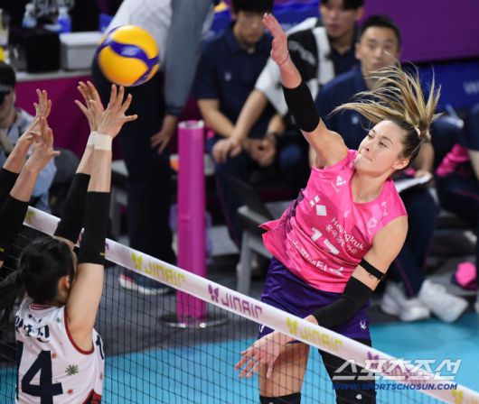 6일 인천 삼산월드체육관에서 열린 V리그 흥국생명-현대건설전. 흥국생명 레베카가 공격하고 있다. 인천=정재근 기자 cjg@sportschosun.com/2025.12.6/