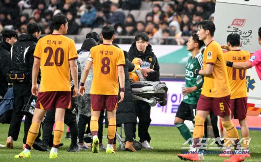 6일 서울월드컵경기장에서 열린 2025 하나은행 코리아컵 결승, 전북 현대와 광주FC의 경기. 광주 권성윤이 병원으로 이송되고 있다. 상암=허상욱 기자wook@sportschosun.com/2025.12.06/