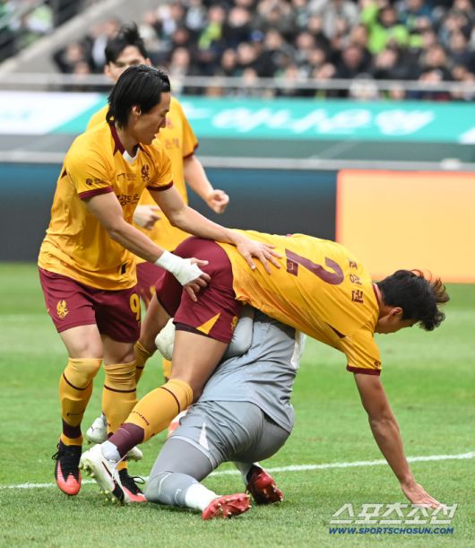 6일 서울월드컵경기장에서 열린 2025 하나은행 코리아컵 결승, 전북 현대와 광주FC의 경기. 광주 골키퍼 김경민이 수비를 펼치다 조성권과 엉키고 있다. 상암=허상욱 기자wook@sportschosun.com/2025.12.06/