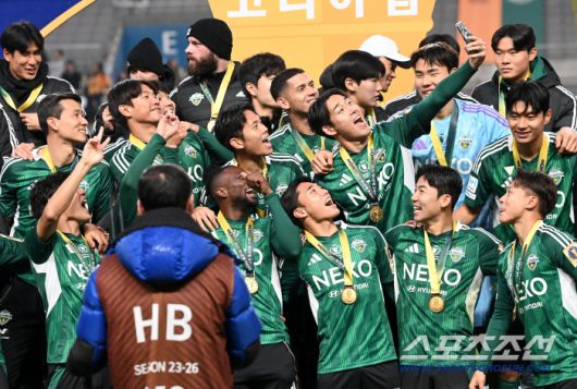 6일 서울월드컵경기장에서 열린 2025 하나은행 코리아컵 결승, 전북 현대와 광주FC의 경기. 전북이 승리하며 우승을 차지했다. 시상대에 올라 셀카를 찍는 전북 선수들의 모습. 상암=허상욱 기자wook@sportschosun.com/2025.12.06/