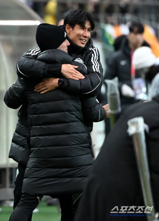 6일 서울월드컵경기장에서 열린 2025 하나은행 코리아컵 결승, 전북 현대와 광주FC의 경기. 전북이 승리하며 우승을 차지했다. 기쁨을 나누는 정조국 코치와 타노스 코치의 모습. 상암=허상욱 기자wook@sportschosun.com/2025.12.06/