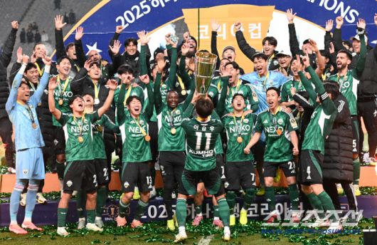 6일 서울월드컵경기장에서 열린 2025 하나은행 코리아컵 결승, 전북 현대와 광주FC의 경기. 전북이 승리하며 우승을 차지했다. 우승트로피를 들어올리는 이승우의 모습. 상암=허상욱 기자wook@sportschosun.com/2025.12.06/