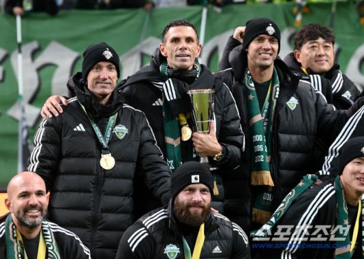 6일 서울월드컵경기장에서 열린 2025 하나은행 코리아컵 결승, 전북 현대와 광주FC의 경기. 전북이 승리하며 우승을 차지했다. 포옛 감독과 타노스 코치가 함께 포즈를 취하고 있다. 상암=허상욱 기자wook@sportschosun.com/2025.12.06/