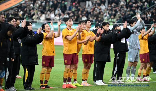 6일 서울월드컵경기장에서 열린 2025 하나은행 코리아컵 결승, 전북 현대와 광주FC의 경기. 전북이 승리하며 우승을 차지했다. 전북 서포터즈에게 인사를 하는 광주 선수들의 모습. 상암=허상욱 기자wook@sportschosun.com/2025.12.06/