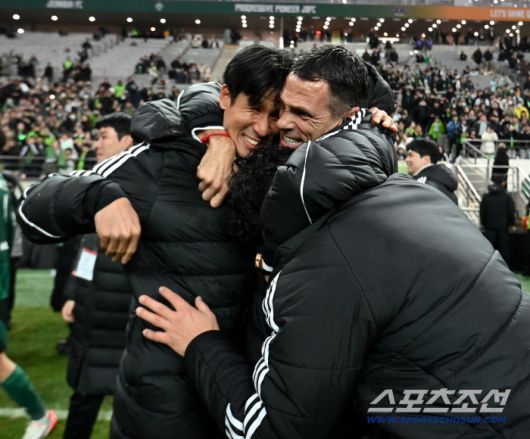 6일 서울월드컵경기장에서 열린 2025 하나은행 코리아컵 결승, 전북 현대와 광주FC의 경기. 전북이 승리하며 우승을 차지했다. 정조국 코치와 기쁨을 나누는 거스 포옛 감독의 모습. 상암=허상욱 기자wook@sportschosun.com/2025.12.06/