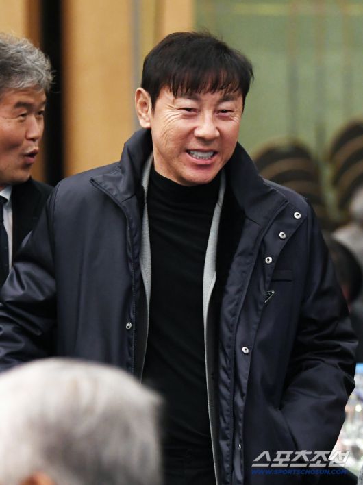 하나은행 K리그 2025대상 시상식이 1일 오후 서울 서대문구 스위스 그랜드호텔에서 열렸다. 신태용 전 울산 감독이 밝은 표정으로 행사장에 입장하고 있다. 정재근 기자 cjg@sportschosun.com/2025.12.1/