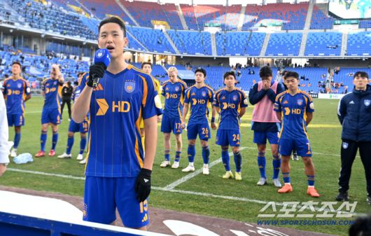 30일 울산문수축구경기장에서 열린 울산HD와 제주 SK FC의 K리그1 2025 경기. 제주가 1대0으로 승리했다. 울산은 패했으나 9위로 잔류를 확정했다. 경기 후 팬들에게 죄송한 마음을 전하는 울산 정승현의 모습. 울산=허상욱 기자wook@sportschosun.com/2025.11.30/