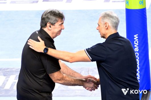 악수하는 현대캐피탈 블랑 감독(왼쪽)과 KB손해보험 아폰소 감독. 사진제공=KOVO
