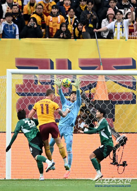 6일 서울월드컵경기장에서 열린 2025 하나은행 코리아컵 결승, 전북 현대와 광주FC의 경기. 광주 프리드욘슨이 후반 동점골을 터뜨리고 있다. 상암=허상욱 기자wook@sportschosun.com/2025.12.06/