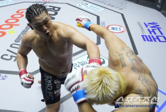 타이세이가 배동현에게 펀치를 날리고 있다. 사진제공=로드FC