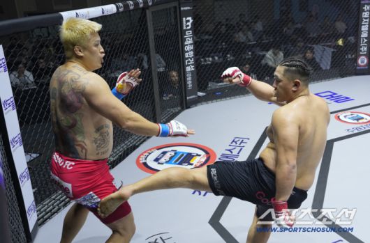 타이세이가 배동현에게 킥을 날리고 있다. 사진제공=로드FC