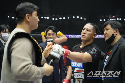 타이세이가 헤비급 챔피언 김태인에게 도발하고 있다.  사진제공=로드FC