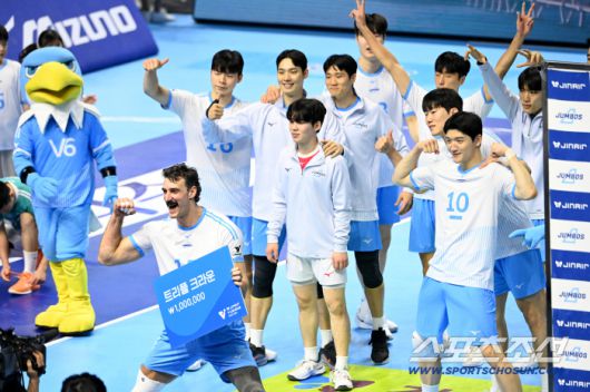 7일 인천계양체육관에서 열린 V리그 남자부 대한항공과 삼성화재의 경기. 대한항공이 3대1로 승리했다. 트리플크라운을 달성한 러셀이 기념촬영을 하고 있다. 인천=허상욱 기자wook@sportschosun.com/2025.12.07/