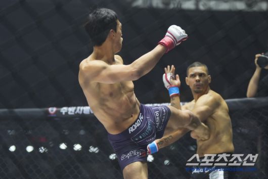 윤태영이 퀘뮤엘 오토니에게 미들킥을 날리고 있다. 사진제공=로드FC