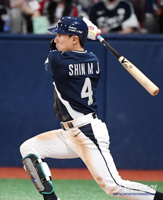 9일 서울 고척스카이돔에서 열린 한국과 체코의 야구대표팀 평가전. 4회초 2사 1, 3루 신민재가 1타점 적시타를 치고 있다. 고척=정재근 기자 cjg@sportschosun.com/2025.11.9/