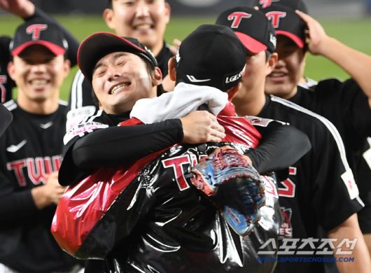 31일 대전 한화생명볼파크에서 열린 LG와 한화의 한국시리즈 5차전. LG가 4대1로 승리하며 시리즈 전적 4승 1패로 우승을 차지했다. 신민재가 염경엽 감독과 포옹하고 있다. 대전=정재근 기자 cjg@sportschosun.com/2025.10.31/