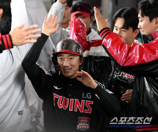 31일 대전 한화생명볼파크에서 열린 LG와 한화의 한국시리즈 5차전. 1회초 1사 2루 김현수의 선취 1타점 적시타때 득점한 신민재가 기쁨을 나누고 있다. 대전=허상욱 기자wook@sportschosun.com/2025.10.31/