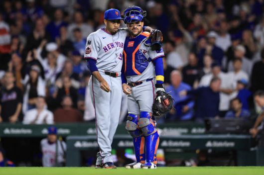 CHICAGO, ILLINOIS - SEPTEMBER 25: Edwin Diaz #39 of the New York Mets and Luis Torrens #13 of the New York Mets celebrate their win against the Chicago Cubs at Wrigley Field on September 25, 2025 in Chicago, Illinois.   Geoff Stellfox/Getty Images/AFP (Photo by Geoff Stellfox / GETTY IMAGES NORTH AMERICA / Getty Images via AFP)        <저작권자(c) 연합뉴스, 무단 전재-재배포, AI 학습 및 활용 금지>