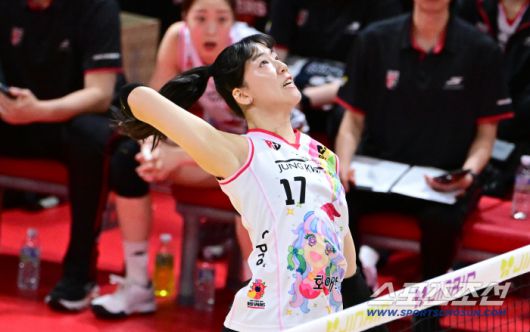 정관장 정호영이 스파이크를 날리고 있다. 사진제공=KOVO